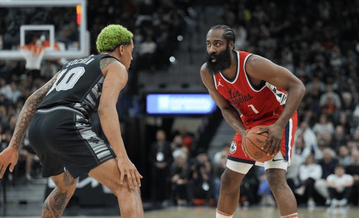 包含快船客场击败马刺取得三连胜的词条