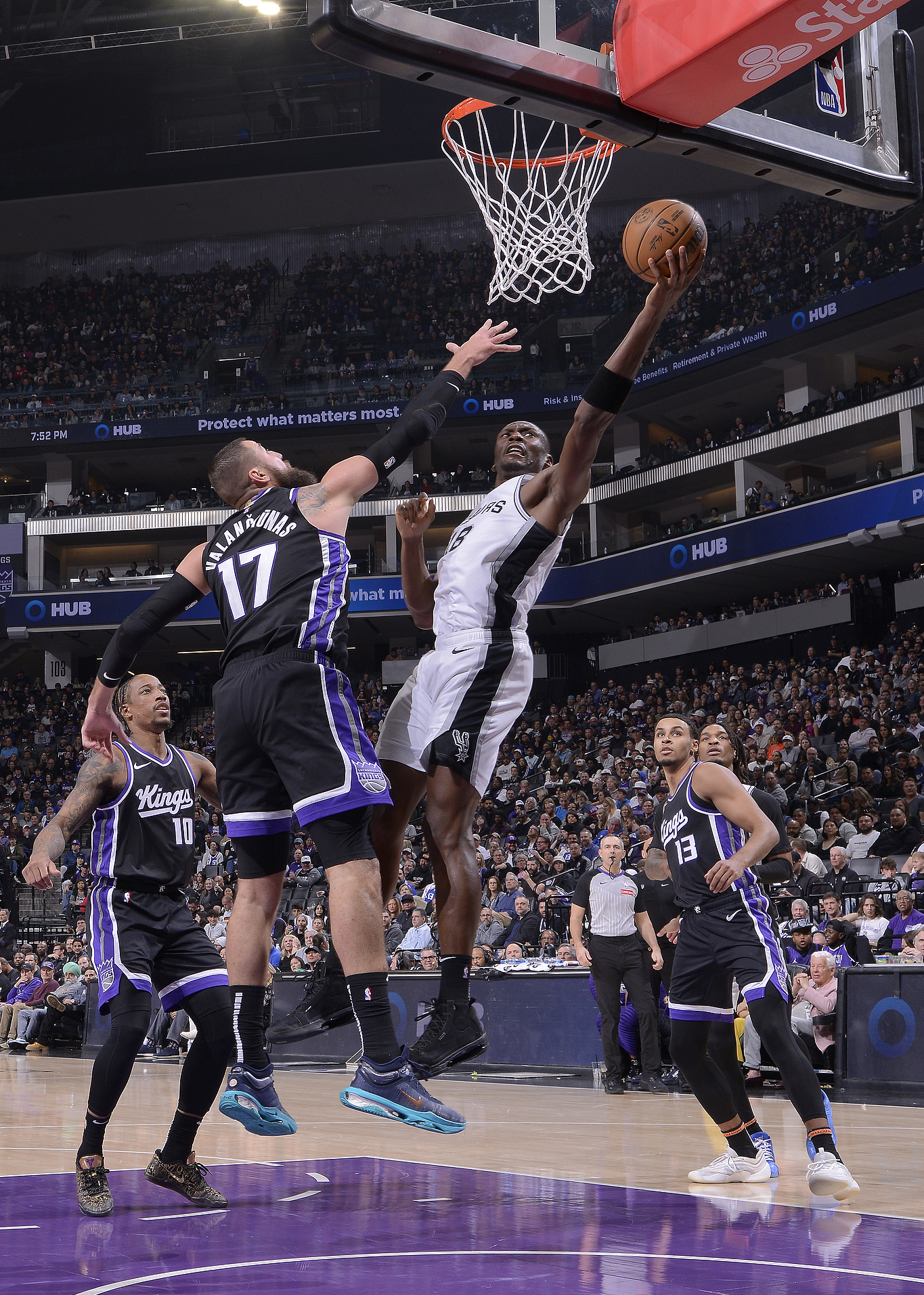 马刺主场击败勇士，伦纳德砍下全场最高35分