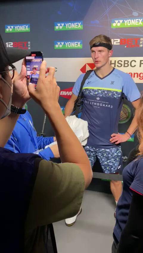 包含羽毛球赛后采访曝光，内幕引发热议的词条