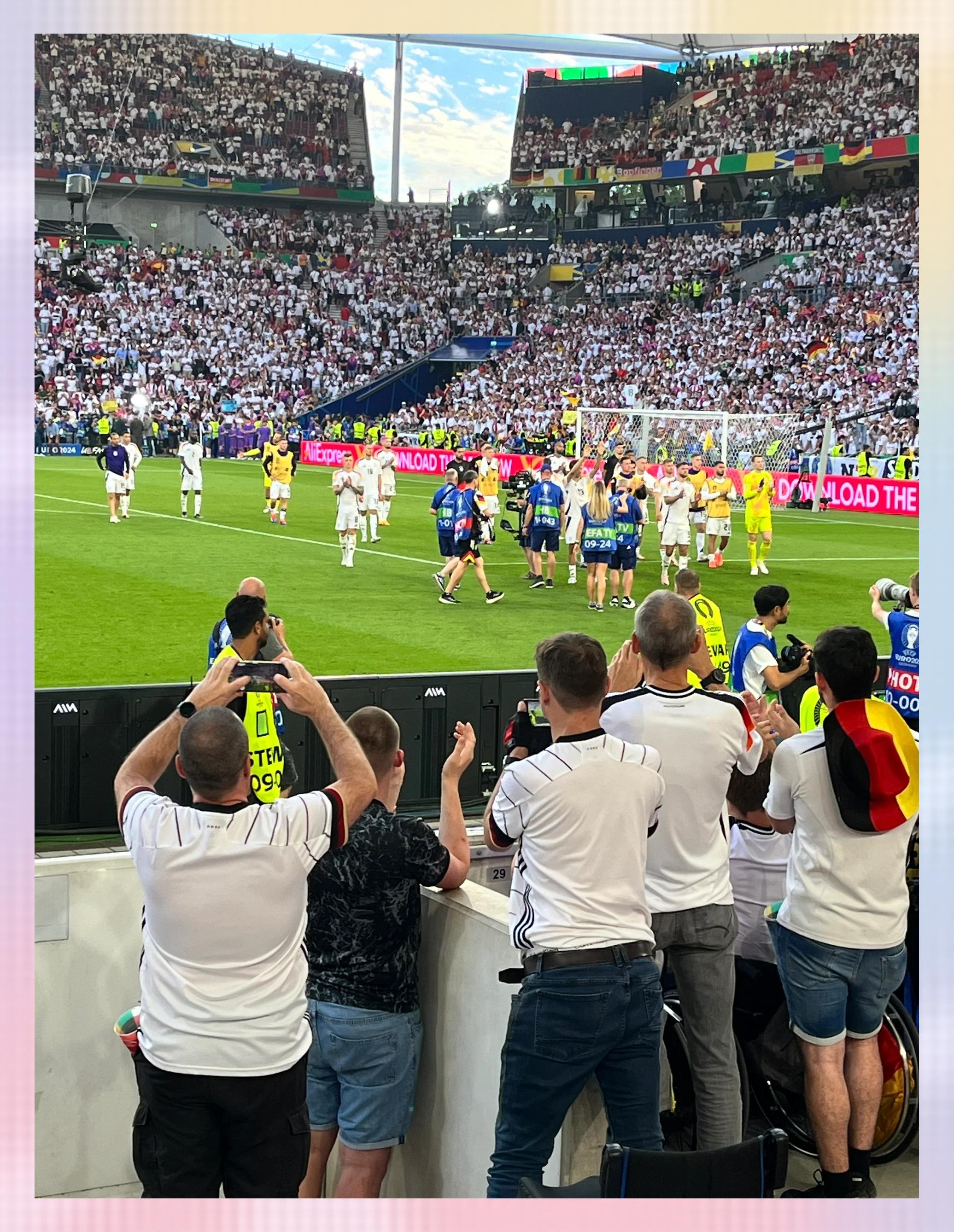 一场经典之战！赛车点燃球迷热情的简单介绍