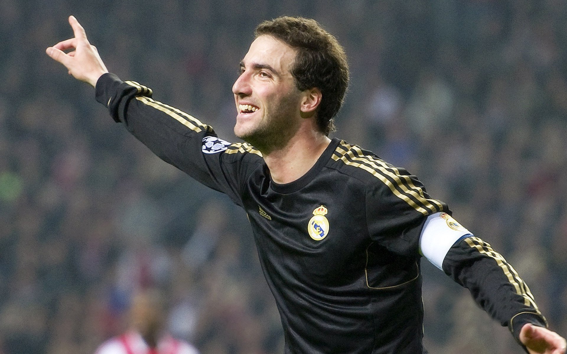 足球奇迹双响炮，阿尔及利亚巅峰对决掀翻切尔西，哈兰德奥运关键战接管比赛铸就传奇