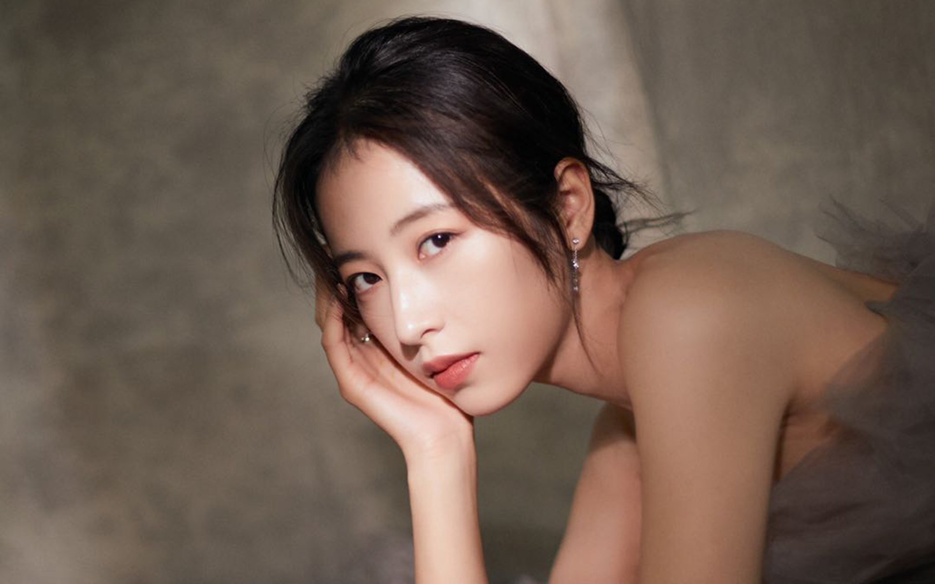 詹姆斯,横跨太平洋的桥梁,在马刺红与上海蓝之间主宰比赛走向